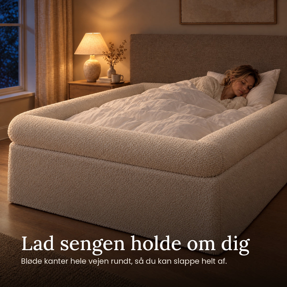 Kvinde sover trygt i sengen med Nord CloudCover™ om aftenen