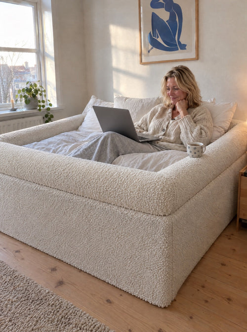 Kvinde med computer og kaffe i sengen med Nord CloudCover