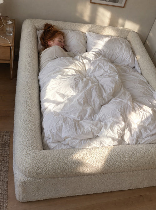Kvinde sover i sengen med bløde kanter hele vejen rundt